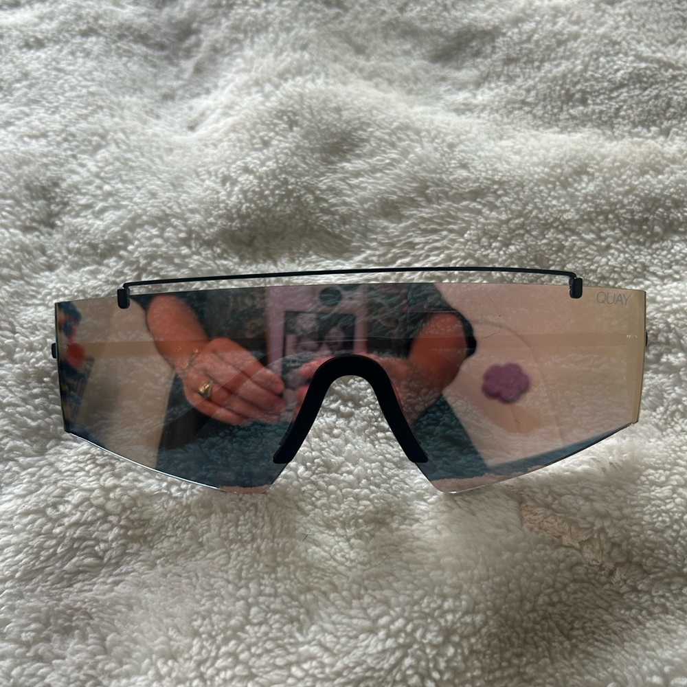 QUAY TRANSCEND SUNGLASSES